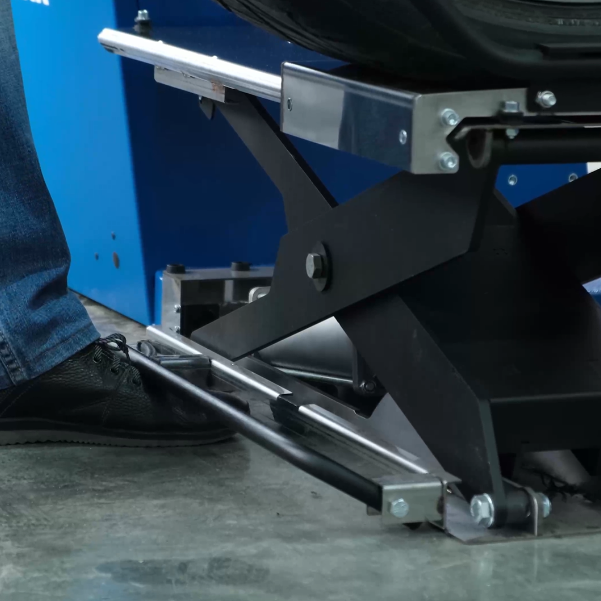 Удобно закатывать колесо 